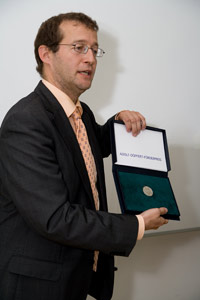 Rektor Prof. Dr. Alexander W. Roos mit dem Förderpreis