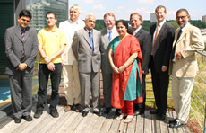 Ramesh Kharwa (Head-Career Management Centre), Honorarkonsul Andreas Lapp, Prof. Deepa Dixit (Associate Dean Global Alliance), Prof. Dr. Wilfried Mödinger (Medienwirtschaft), HdM-Rektor Prof. Dr. Alexander W. Roos (Mitte)