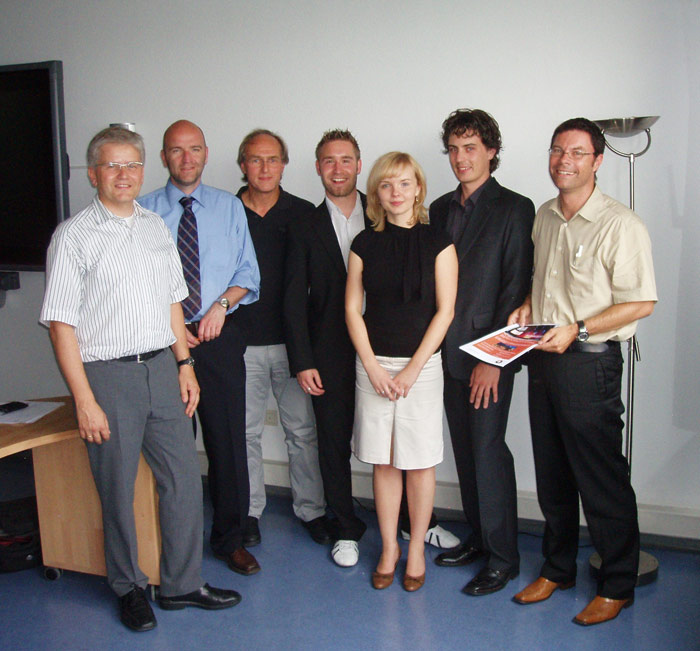 Von links nach rechts: Alexander Gassmann, Vertriebsleiter TTS, Prof. Dr. Christian Langenbach und Prof. Dr. Wolf-Fritz Riekert von der HdM, Tobias Steimer, Alexandra Sobek und Hannes Meyer vom Team MS Project, Jörg Geulen, Marketingleiter TTS