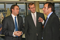 Prof. Christof Seeger (links) stellt das Convergent Media Center vor