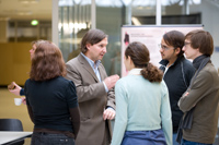 Master-Studiendekan Prof. Dr. Christoph Häberle im Gespräch mit Interessenten