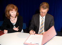 Ingrid Felgenträger und Prof. Dr. Alexander W. Roos bei der Vertragsunterzeichnung