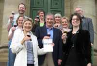 Fröhlicher Abschluss der Summer School – mit einem Glas Rotwein am Rotenberg Fröhlicher Abschluss der Summer School – mit einem Glas Rotwein am Rotenberg
