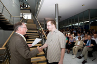 Wolfgang Weidner gratuliert Felix Flumm (Foto: Sven Cichowicz)