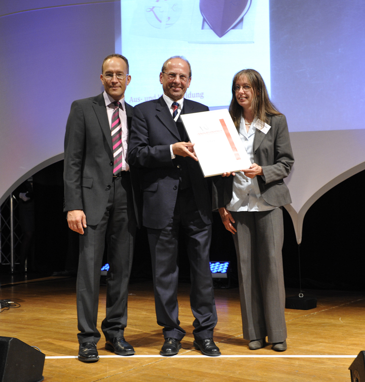 Laudator Bernhard Niemela, Verlag Deutscher Drucker, mit Prof. Rainer Läzer und Prof. Dr. Ursula Probst (von links)