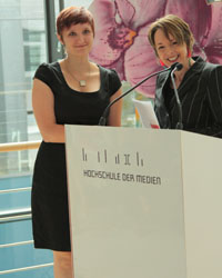 Carolin Wildner mit Laudatorin Melanie Erlewein (von links)