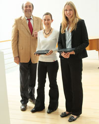 Laudator Prof. Dr. Wolfgang Faigle mit Ellen Reichmann und Anna Kathrin Klug (von links)