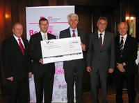 Spenden-Übergabe: Martin Hemmer, Prof. Dr. Alexander W. Roos, Dr. Wolfgang Müller, Volker Stich und Prof. Ronald Schaul (von links, Foto: BBBank)