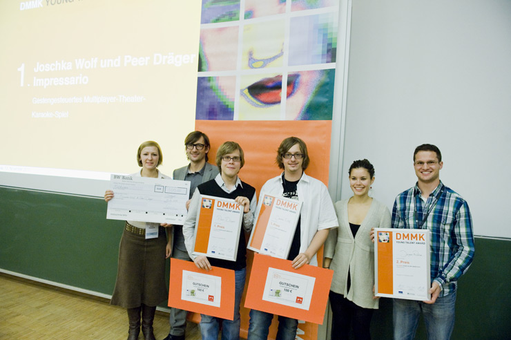 (v.r.n.l.) Jürgen Röhm und Andrea Müller von der Hochschule der Medien, die zwei Erstplatzierten von der Dualen Hochschule Baden-Württemberg in Ravensburg, Moderator und Keynote Speaker Jens Schmidt, sowie Annette Passon von der MFG Baden-Württemberg, dem Veranstalter des DMMK Young Professionals (Foto: MFG Baden-Württemberg)