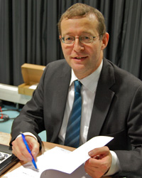 HdM-Rektor Prof. Dr. Alexander W. Roos unterzeichnet den Vertrag
