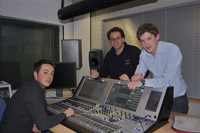 Die HdM-Studenten Zlatan Gavran, Kristijan Arbanas und Jeffrey Strössnermit dem neuen mc²56 Mischpult (von links)