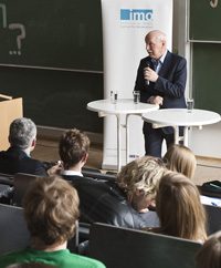 Dr. Wieland Backes, Honorarprofessor der HdM, moderierte den Gast an