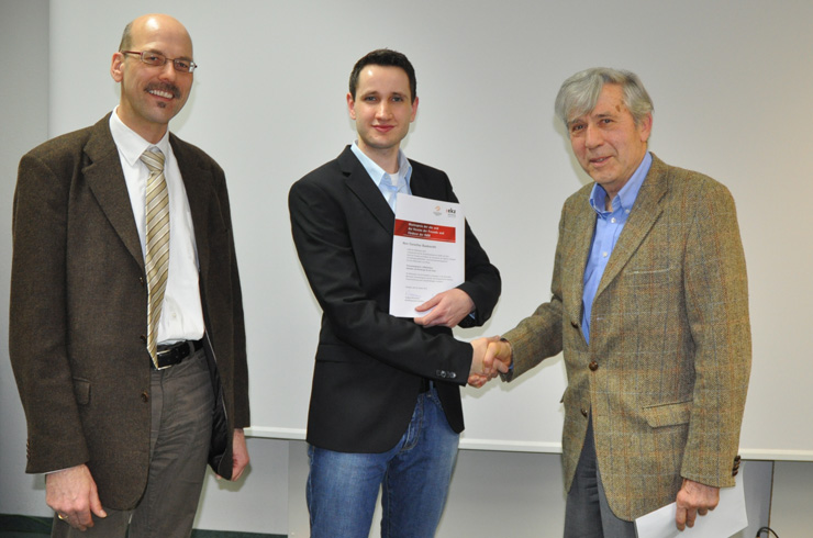 Cornelius Bauknecht (Mitte) mit Frank Seeger (ekz, links) und Prof. Andreas Papendieck (Förderverein), Foto: HdM Stuttgart/Wesser