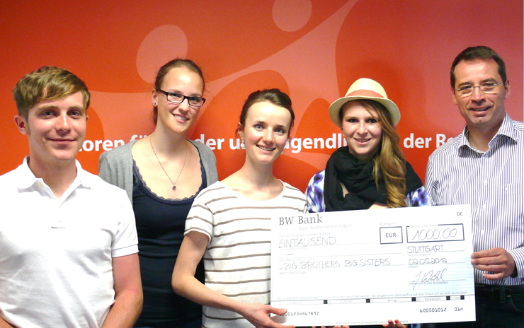 Die Scheckübergabe: David Beck, Johanna Lonnemann, Alexandra Leo und Jessica Wahl  mit Ralph Benz von 
