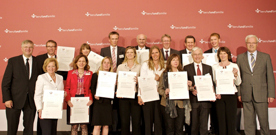 Alexandra Moroff (erste Reihe, Mitte) nahm das Zertifikat in Berlin entgegen (Foto: berufundfamilie gGmbH)