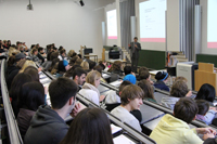 Zahlreiche Interessenten schauen vorbeit