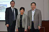 Hongzehn Diao mit ihren Betreuern Prof. Dr. Alexander W. Roos (links) und Prof. Dr. Suicheng Li 