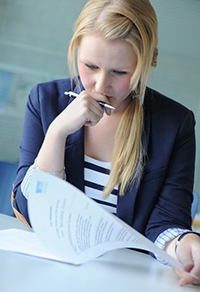 Eine Bewerberin füllt den Fragebogen aus (Foto: Institut für Moderation)