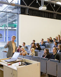 In regulären Vorlesungen lernen Schüler zusammen mit Studenten