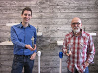 Heiko Weiß und Thilo Brückner mit ihren Miniatur-Abbildern (© Scanotec) - Zur Detailansicht