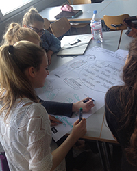 Studenten arbeiten mit der Design Thinking Methode Studenten arbeiten mit der Design Thinking Methode