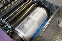 Entschichtete und eingefärbte Druckplatte auf dem Druckplattenzylinder in der Druckmaschine. Fotos: Sebastian Riegel (HdM) Entschichtete und eingefärbte Druckplatte auf dem Druckplattenzylinder in der Druckmaschine. Fotos: Sebastian Riegel (HdM)