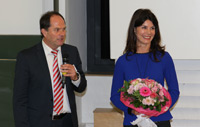Nicola Tiggeler erhält Blumen von Symposiumsleiter Prof. Dr. Klaus Thaler