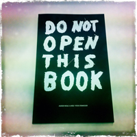 Das Cover von "Do Not Open This Book"