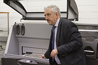 Am 23. November 2016 wurde der 3D-Drucker offiziell übergeben. Prof. Dr.-Ing. Gunter Hübner startet den ersten Probedruck. 