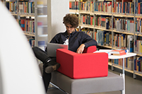 Die Bibliothek bietet Lern- und Arbeitsmöglichkeiten Die Bibliothek bietet Lern- und Arbeitsmöglichkeiten