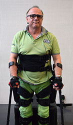 Michael Steinmetz fühlt sich dank des Exo-Skeletts wieder besser. Foto: Maximilian Wolf Michael Steinmetz fühlt sich dank des Exo-Skeletts wieder besser. Foto: Maximilian Wolf