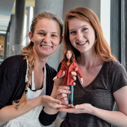 Mareika Greiss und Ida Asferg Jakobsen mit der fertigen Liz. | Quelle: Franziska Fernis