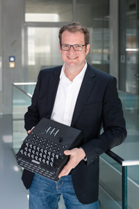 Prof. Dr. Simon Wiest mit der Enigma R.D.E., Fotos: Florian Müller