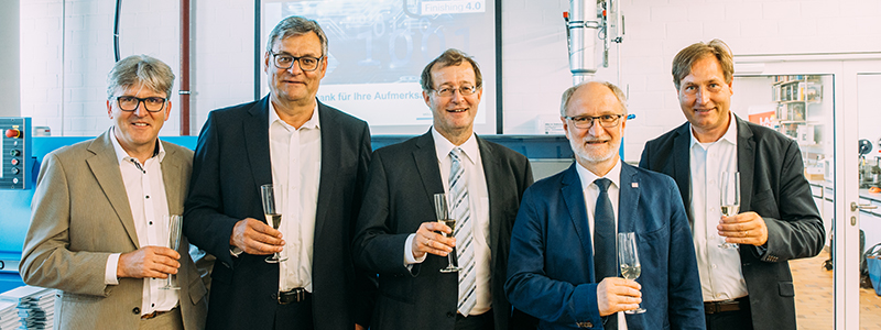 Peter Stein (Gebietsverkaufsleiter Süd), Hans Leuenberger (Regionaldirektor Deutschland/Schweiz/Direktmärkte, beide Müller Martini), Prof. Dr. Alexander W. Roos, Prof. Dr. Edmund Ihler (Dekan der Fakultät Druck und Medien) und Prof. Dipl.-Ing. Volker Jansen (Studiendekan Print Media Technologies, von links), Foto: Jan Böttinger