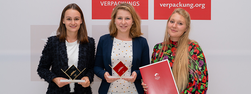 Sophia Huber, Felicia Kopitzke und Daniela Betz mit ihren Awards beim Deutschen Verpackungspreis 2019, Foto: Deutscher Verpackungspreis/Steffen Kirschner 