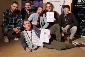 Das Projektteam von "Der Stille Klang" (Daniela Rieger, Marcel Remy, Jonas Kieser, Leon Hofmann und Jona Eisele, es fehlen im Bild Tobias Kurzweg und Bastian Kilper) und Yannick Weber (vorne liegend), Foto: privat