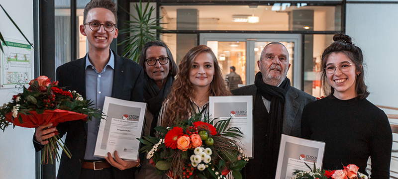   Das Stifterpaar und die Preisträger: Benjamin Müller, Christine Etzold, Lilly Sparenberg, Rüdiger Etzold und Anika Bader (von links, Foto: Kai Gundacker)