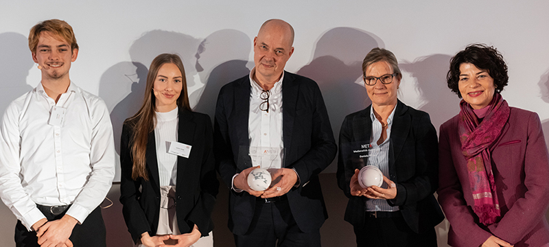 Die Laudatoren Lucas Fiola und Kathleen Stängle mit den Preisträgern Andrian Kreye und Daniela Remus und Prof. Dr. Petra Grimm (von links, Foto: Kai Gundacker)