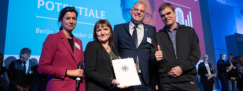   Dr. Sabine Hepperle, Abteilungsleiterin im Bundesministerium für Wirtschaft und Energie, Magdalena Weinle, Prof. Dr. Nils Högsdal und Dr. Hartmut Rösch bei der Urkundenverleihung in Berlin, Foto: BILDKRAFTWERK