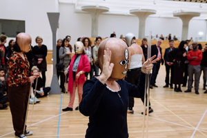 Die Besucher lernten bei dem Workshop "Schlemmer tanzen" wie Oskar Schlemmers Figurinen zu tanzen. Foto: Ilkay Karakurt