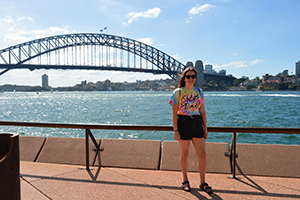 Vor Corona konnte Delia Bartsch noch reisen: Hier ist sie vor der berühmten Sydney Harbour Bridge. © privat