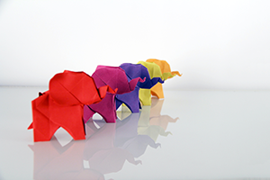 Mehrere Origami-Elefanten. © Katrin Hauf über Unsplash