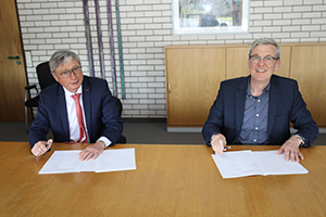 HdM-Kanzler Peter Marquardt und LKA BW-Präsident Ralf Michelfelder unterzeichnen die Kooperation