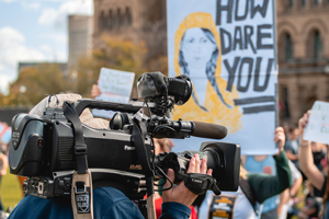 Ein Kamerateam bei einer Demonstration, Foto: Unsplash.com