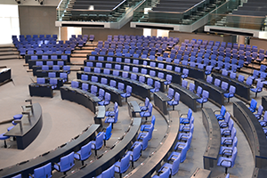 Neben der Bundesliga herrscht auch im Bundestag eine längere Pause in der Sommerzeit. 