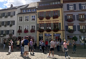 Die Besucher der Freiburger Stadtführung halten Abstand zueinander