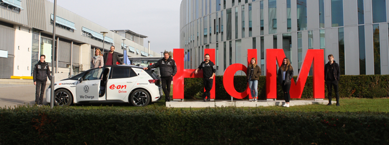 Das Team der ID.3 Marathon-Tour: Dominic Brüner, Prof. Dr. Sarah Spitzer, Prof. Dr. Kresimir Vidackovic, Rainer Zietlow, Tolga Sevim, Antonia Roos, Maria Barbulovic und Julian Schönbohm. Es fehlen Carina Binsfeld und Cedric Tippl.