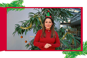 HdM-Studentin Giuseppa Spatola erklärt hinter dem ersten Türchen einen spanischen Weihnachtsbrauch.