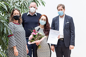 Martina Schumacher (International Office), Vice-rector Prof. Dr. Nils Högsdal and academic dean Prof. Dr. Volker Jansen with Laura Cirstea (credits: Matthias Galus)