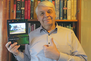 Prof. Uwe Schulz mit seinem Abschiedsgeschenk - einer Miniaturausgabe der "AM-Wall" in der Hochschule, eines seiner zahlreichen Projekte (Foto:privat)